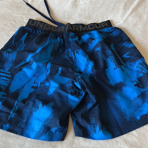 Under Armour Swim Trunks Size Large - Picture 8 of 12